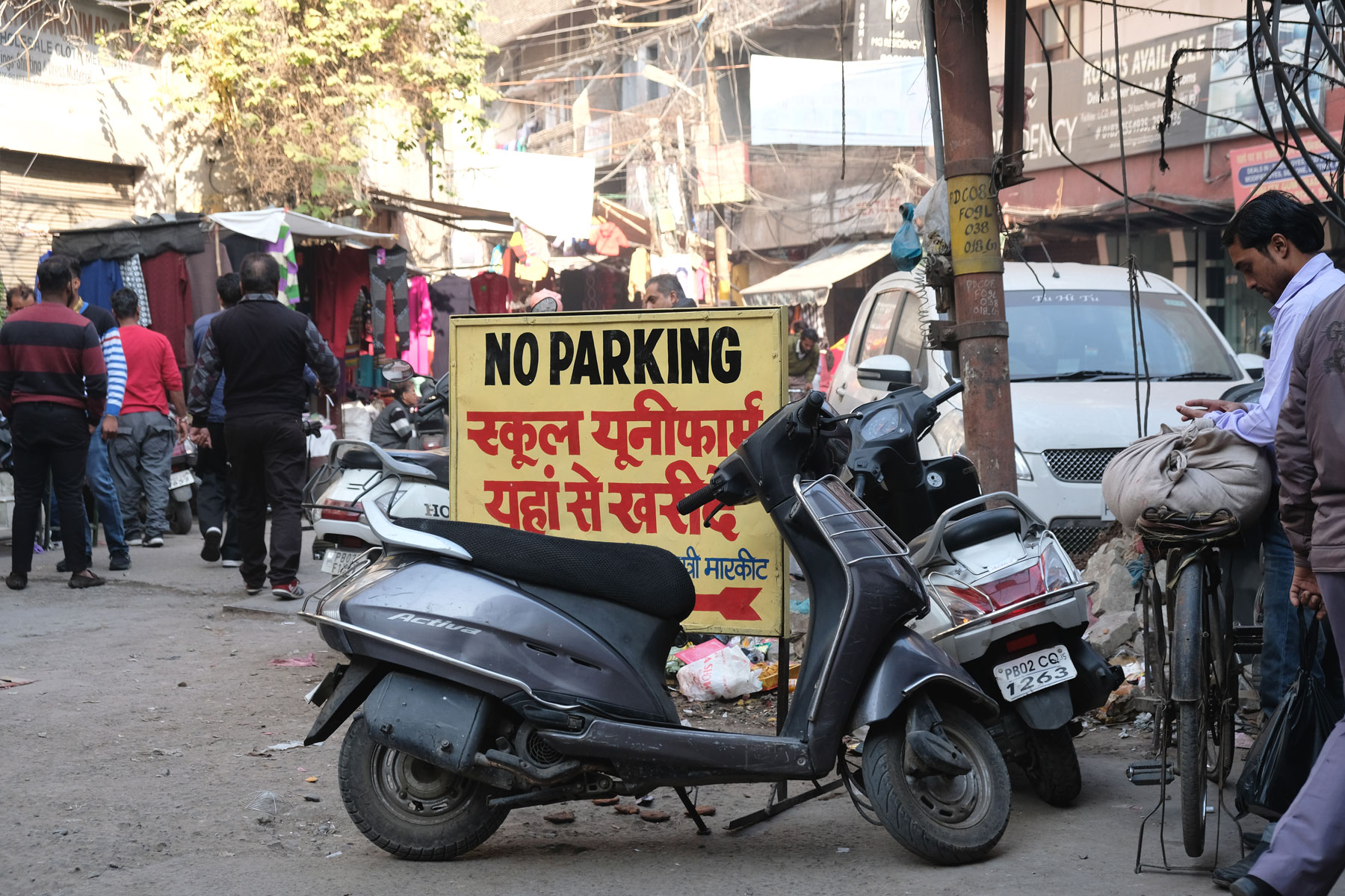 Ein Motorroller steht vor einem Schild, auf dem steht, dass hier parken verboten ist.