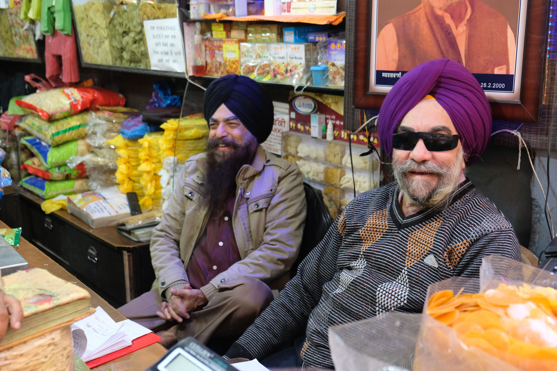 Zwei indische Männer mit Turban und Bart in einem Geschäft in Amritsar.