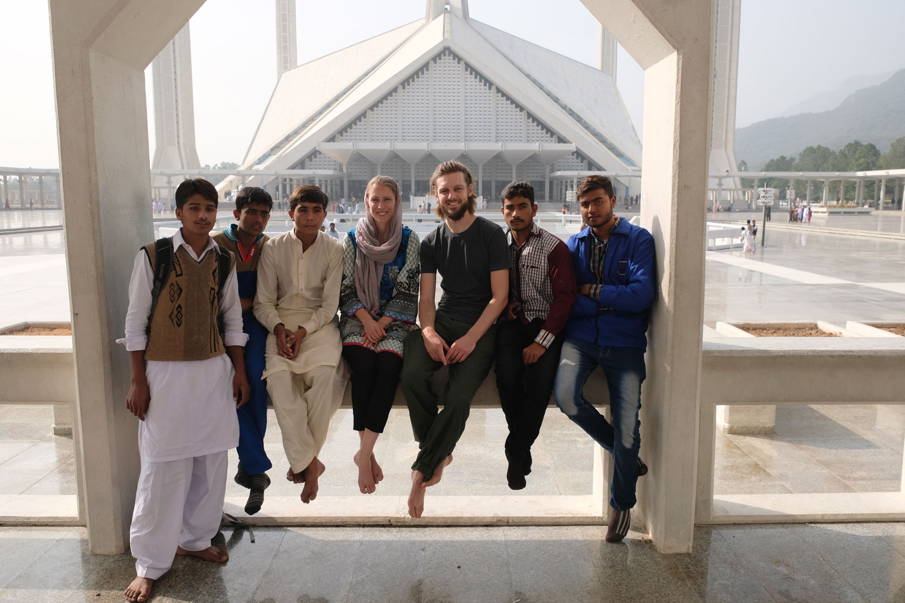 Leo und Sebastian mit jungen Pakistanern vor der Schah-Faisal-Moschee in Islamabad.
