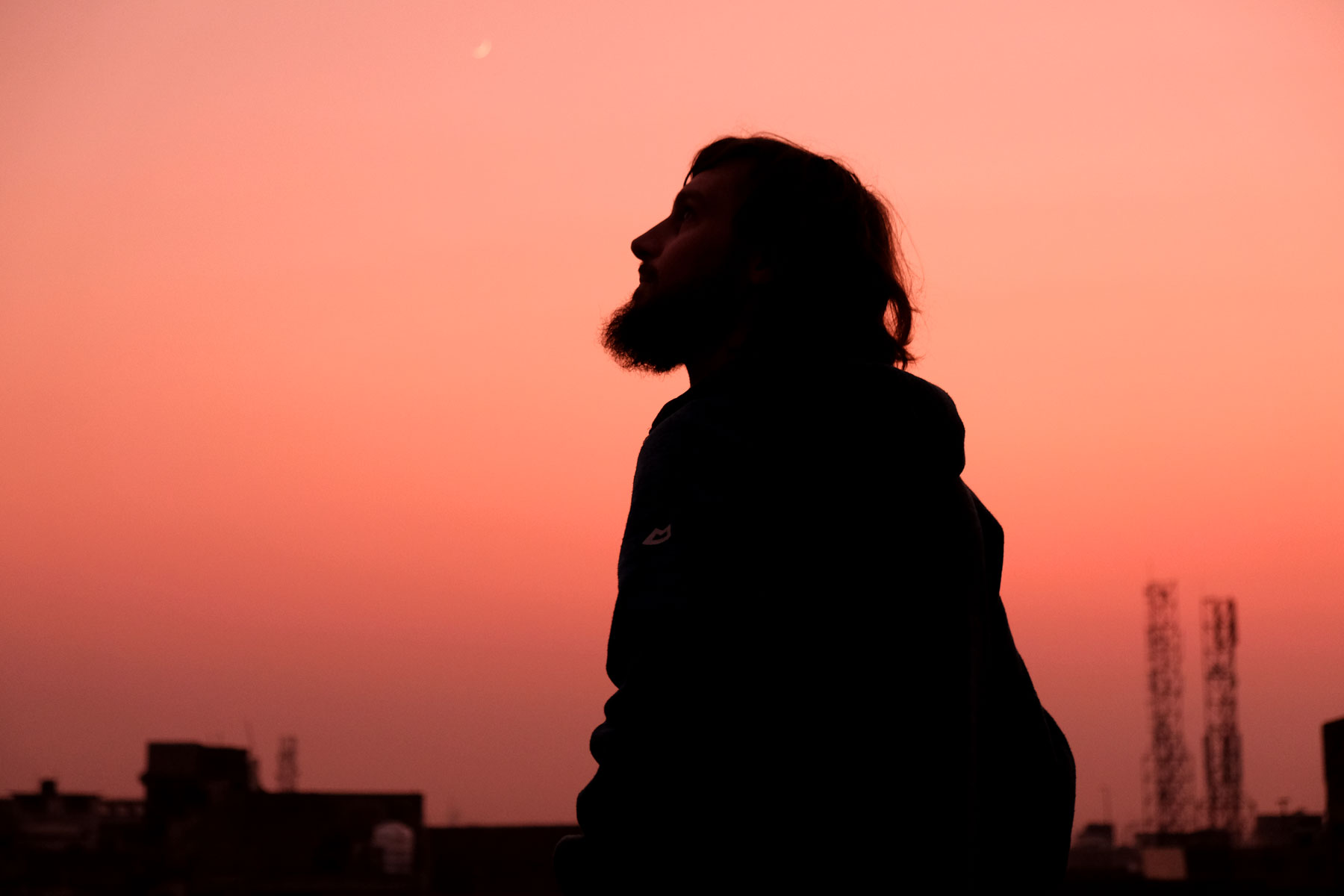 Sebastian vor dem roten Abendhimmel in Amritsar in Indien.