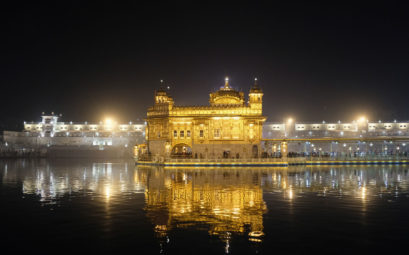 Der Goldene Sikh-Tempel in Amritsar bei Nacht.