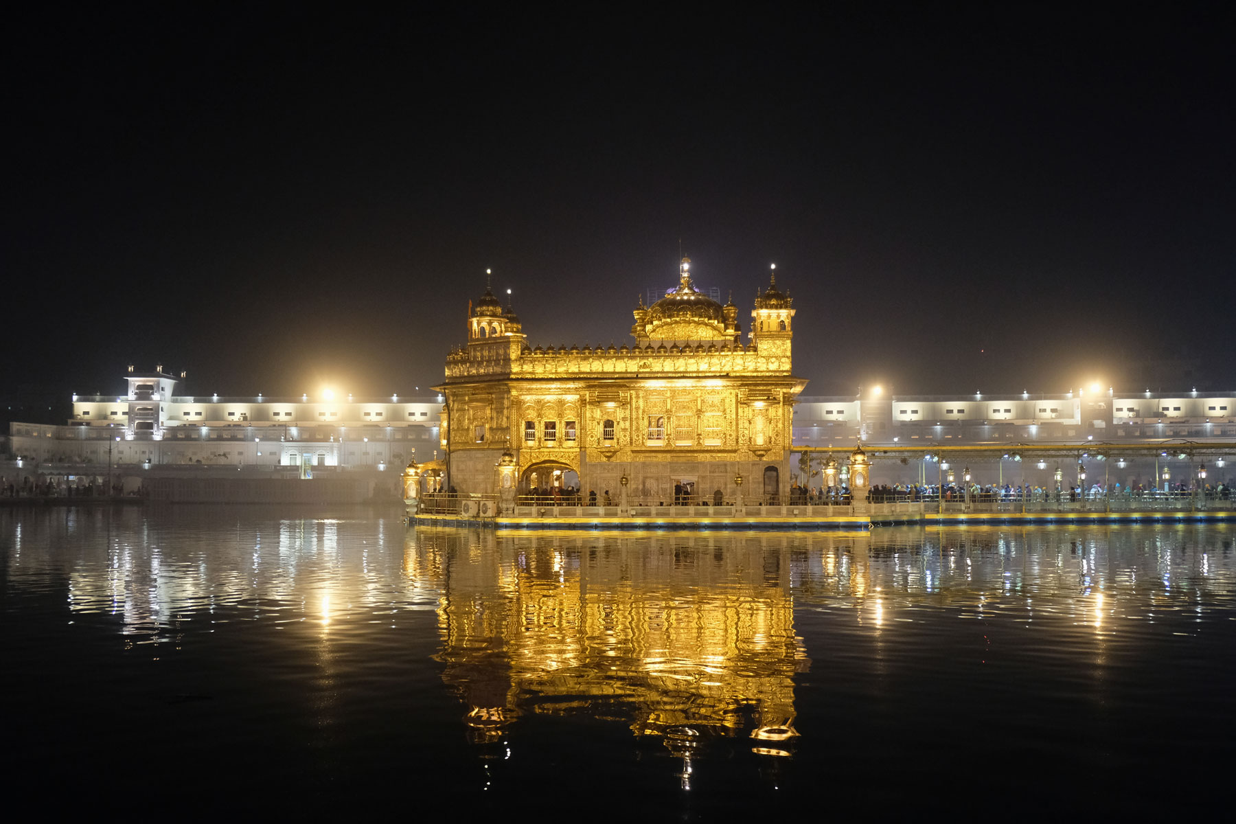 Der goldene Sikh-Tempel in Amritsar bei Nacht.