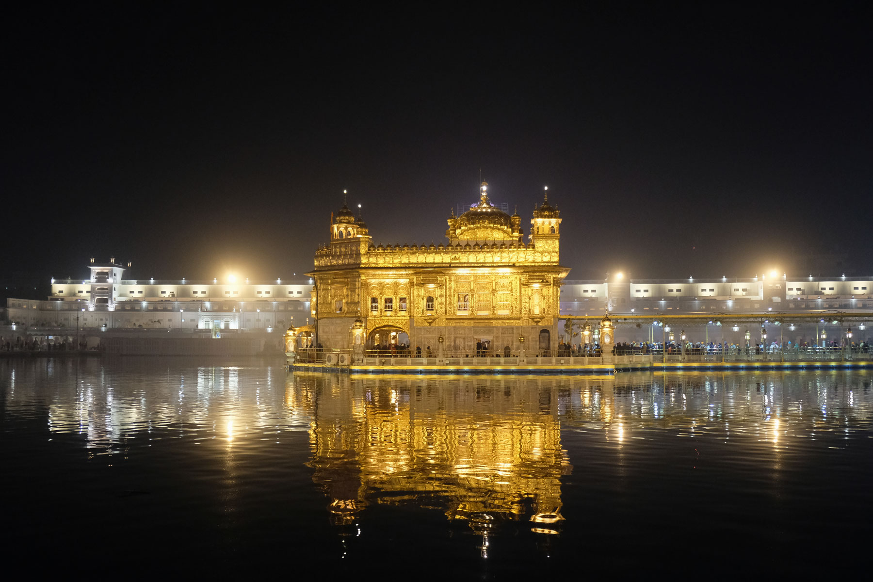 Der Goldene Sikh-Tempel in Amritsar bei Nacht.