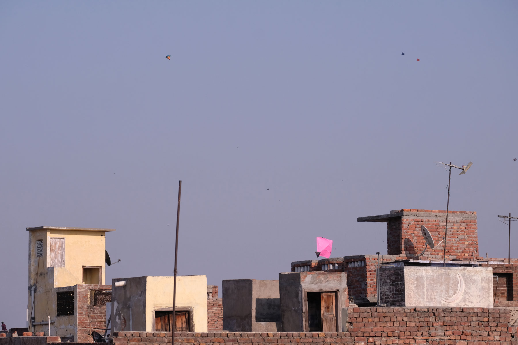 Papierdrachen über den Dächern von Amritsar.