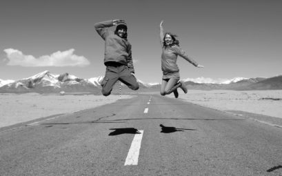 Sebastian und Leo springen auf dem Friedship Highway in Tibet in die Luft.