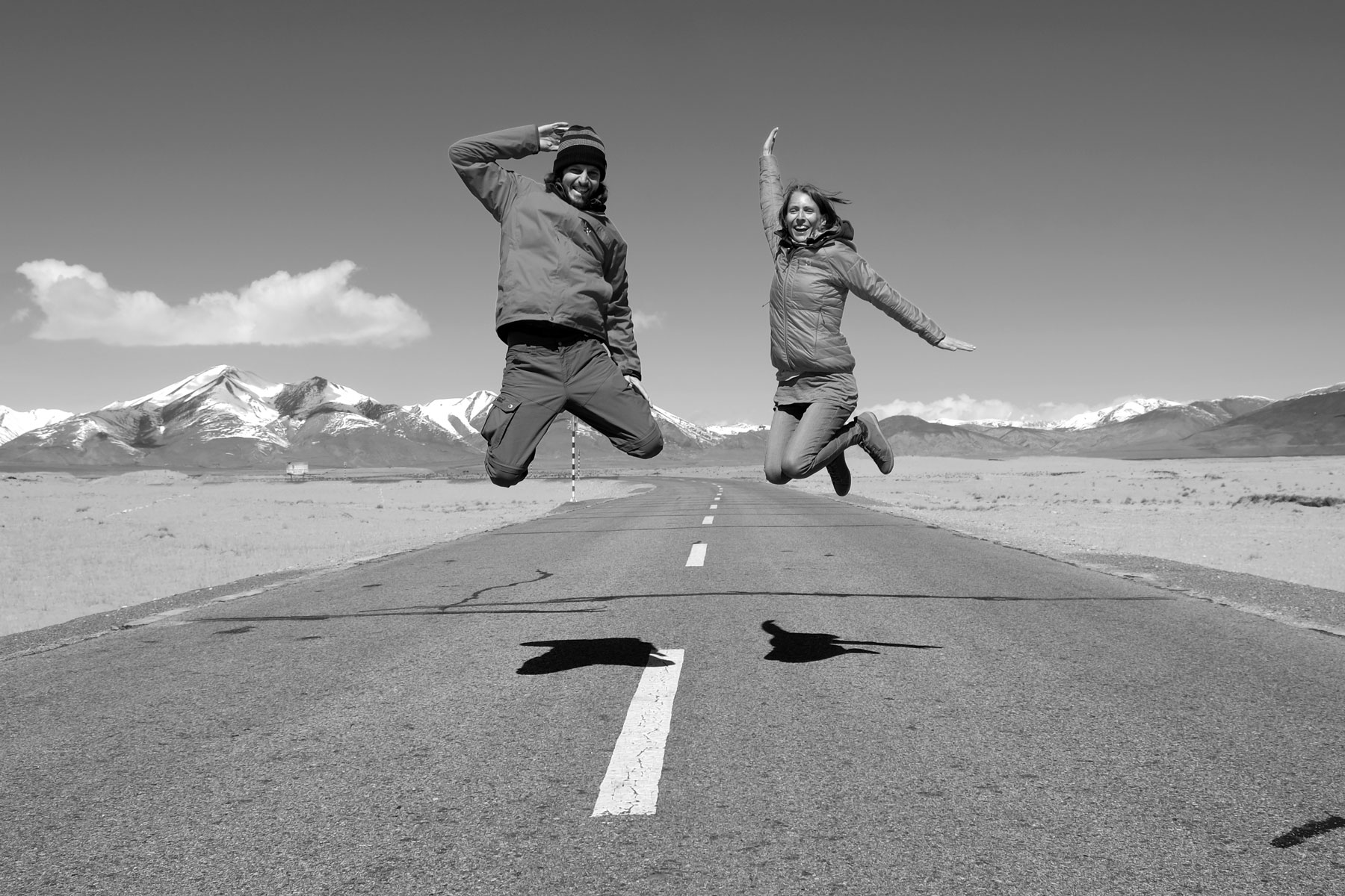 Sebastian und Leo springen auf dem Friedship Highway in Tibet in die Luft.