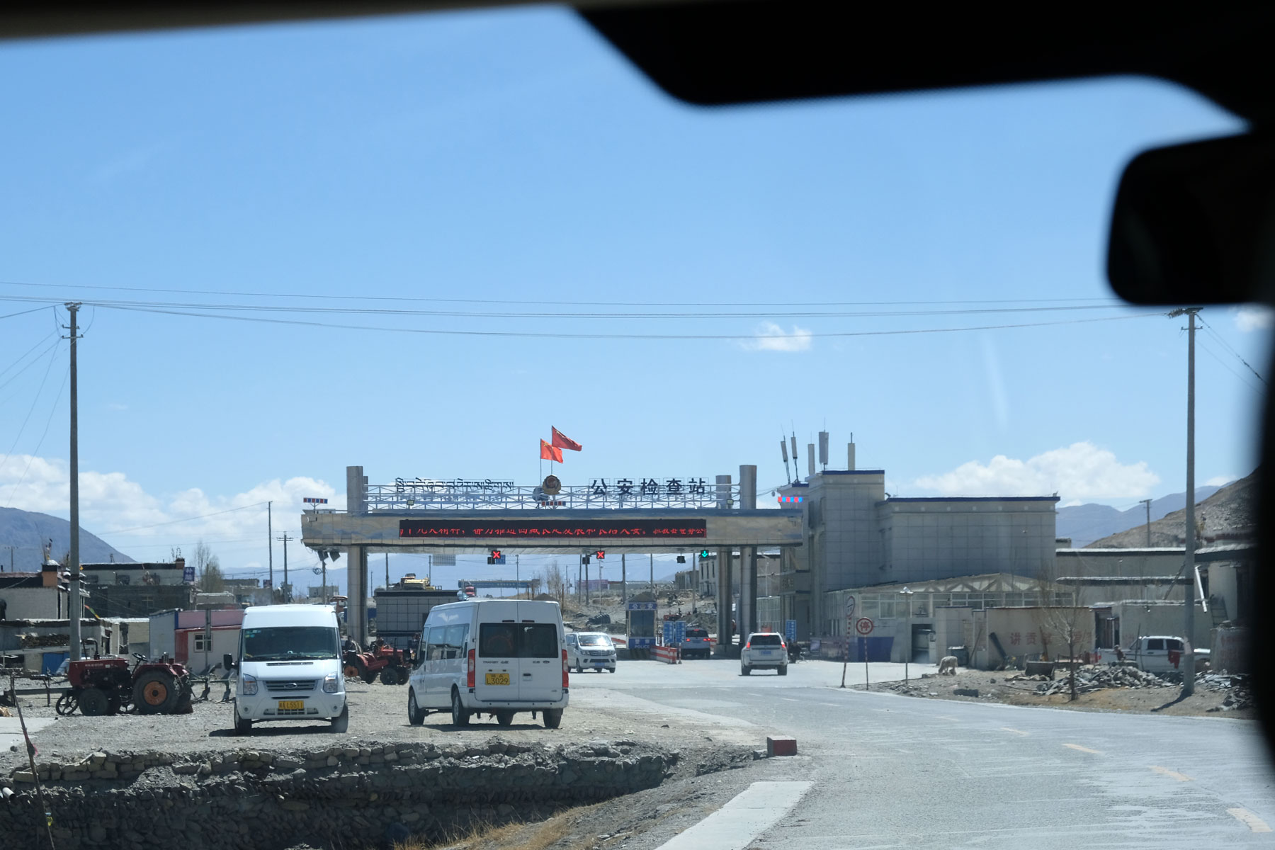 Kontrollposten der chinesischen Polizei in Tibet.