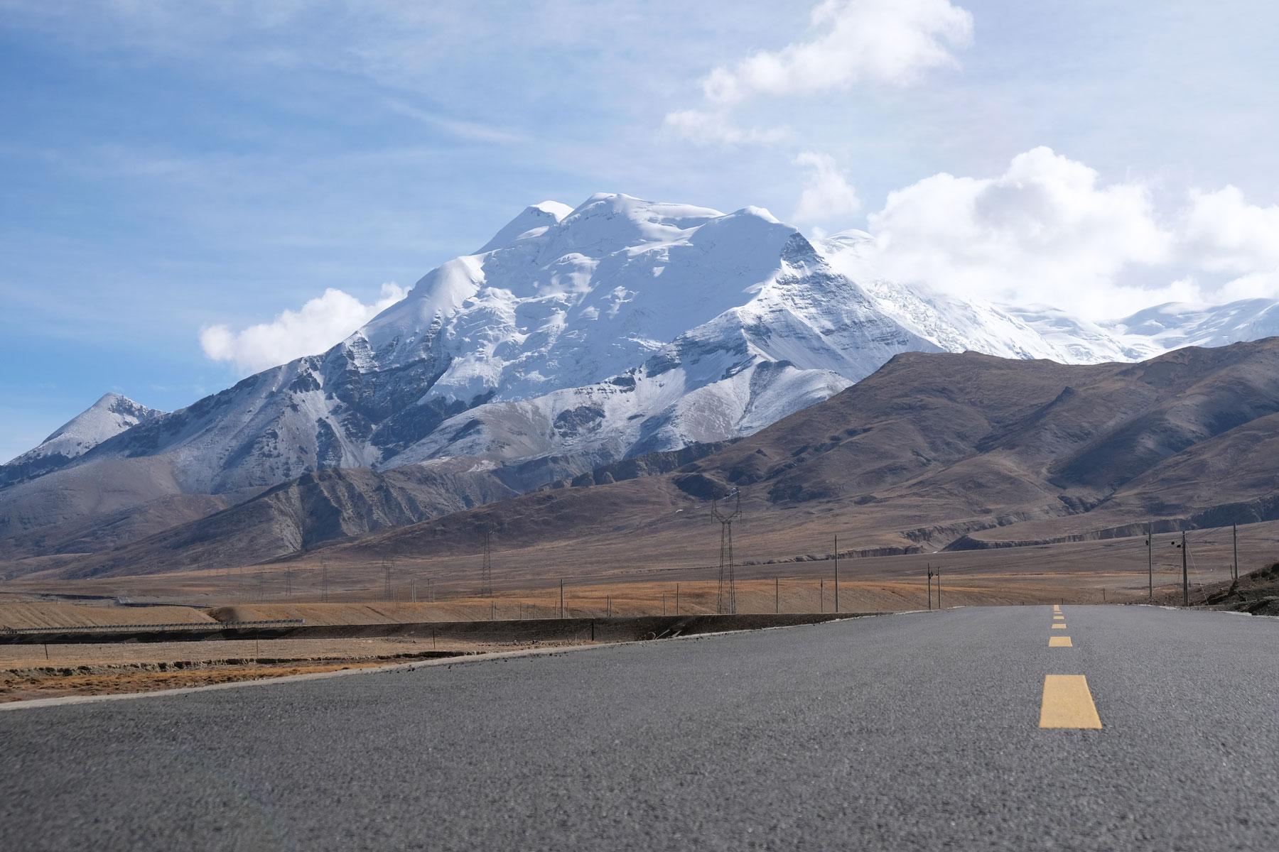 Ein schneebedeckter Berg neben dem Friendship Highway in Tibet.