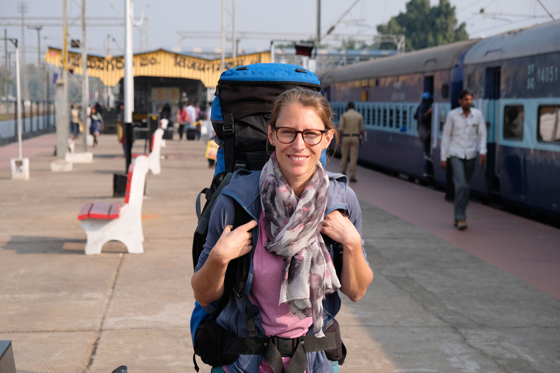 Leo mit Reiserucksack am Bahnhof von Vizianagaram in Indien.