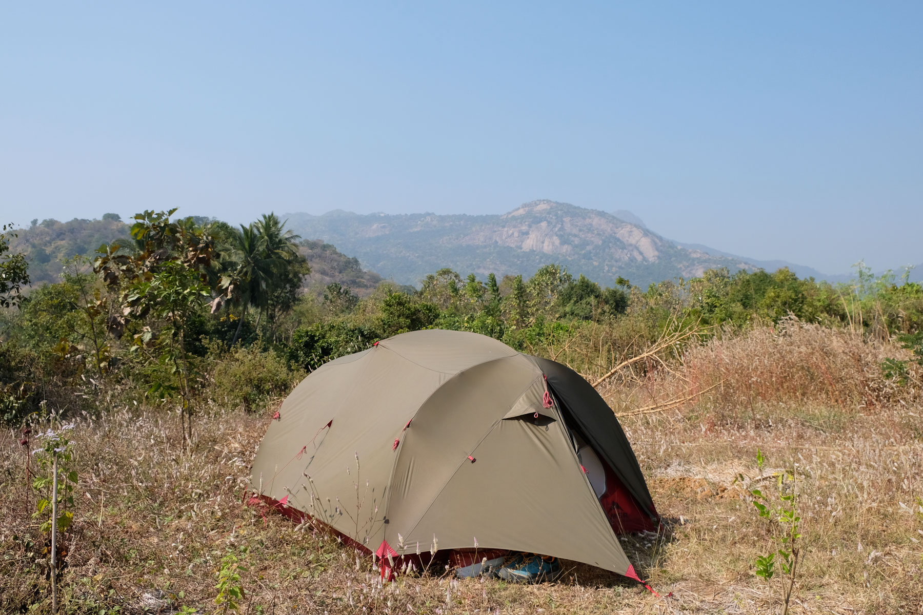 Ein Zelt auf einer Wiese einer indischen Farm für Permakultur.