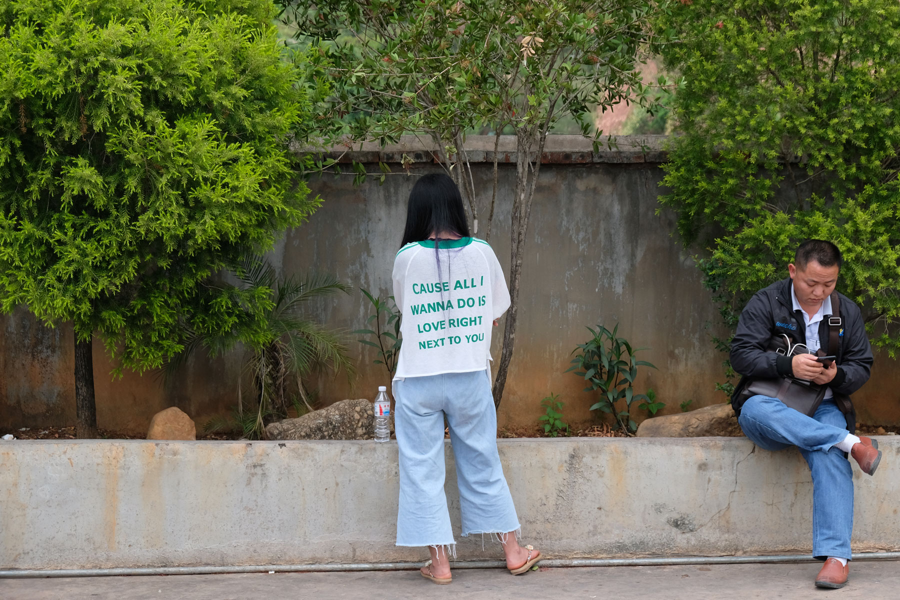 Eine Chinesin mit einem T-Shirt auf dem steht, dass sie neben dem Leser Liebe machen möchte.