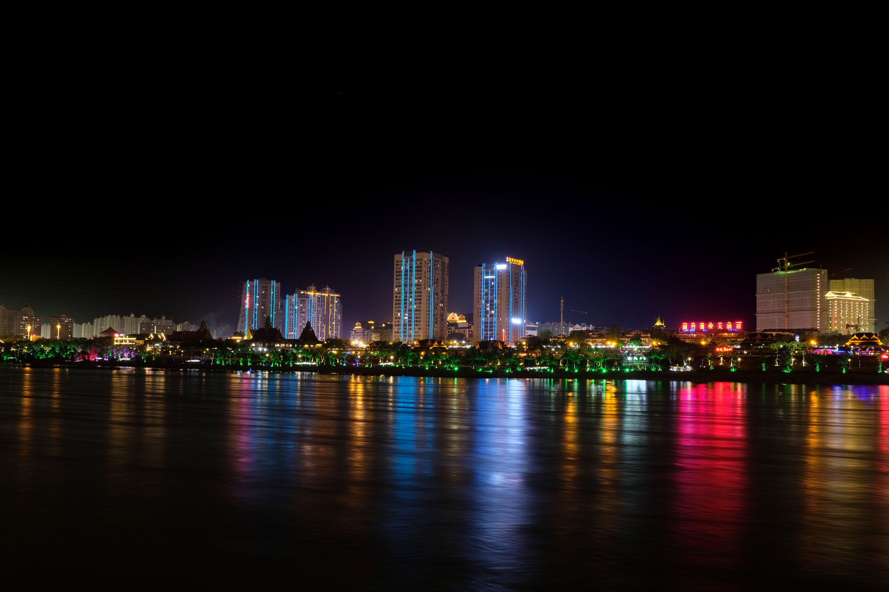 Jinghong und der Mekong bei Nacht.