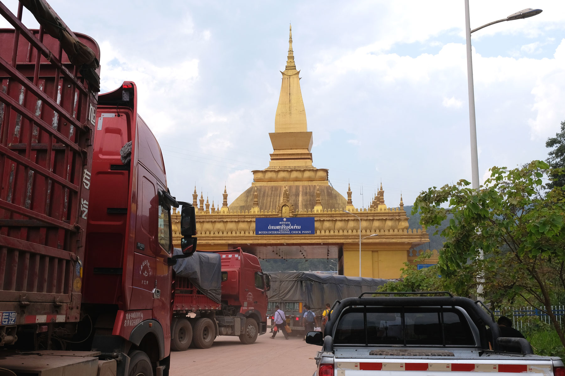 Lastwagen an der Landgrenze zwischen China und Laos.