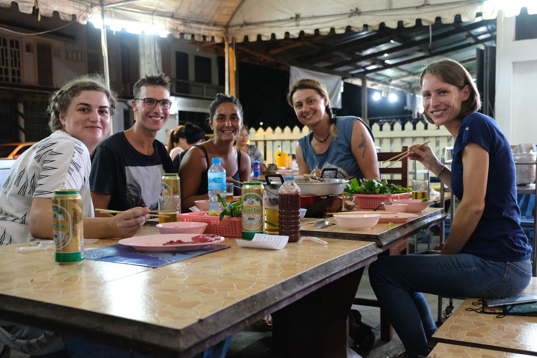 Leo mit Reisebekannten beim Abendessen in Luang Prabang.