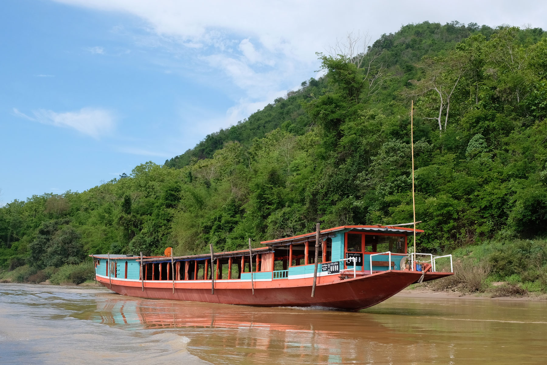 Ein Slow Boat auf dem Mekong in Laos.