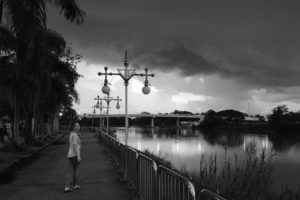 Leo auf einem Steg in Chiang Rai bei einem aufziehenden Unwetter.