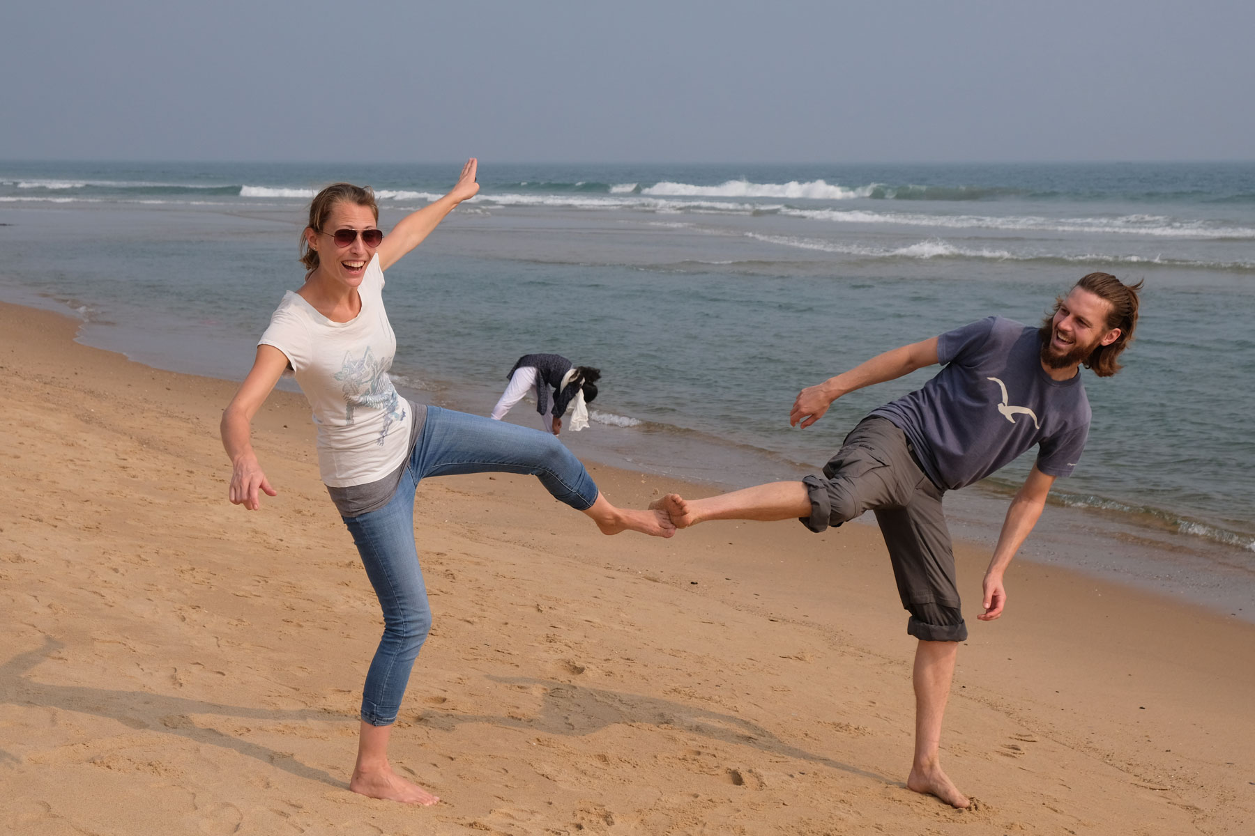 Leo und Sebastian machen am Strand von Visakhapatnam einen Side-Kick.