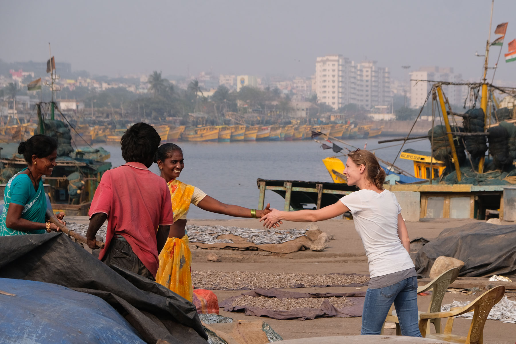 Leo begrüßt eine indische Frau mit Handschlag am Hafen von Visakhapatnam.