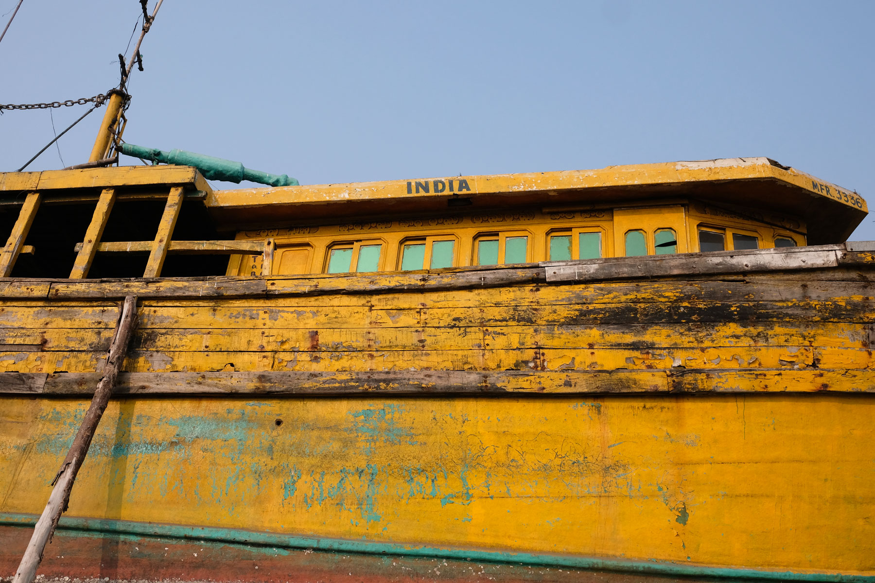 Ein gelbes Holzschiff, auf dem das Wort "India" steht.