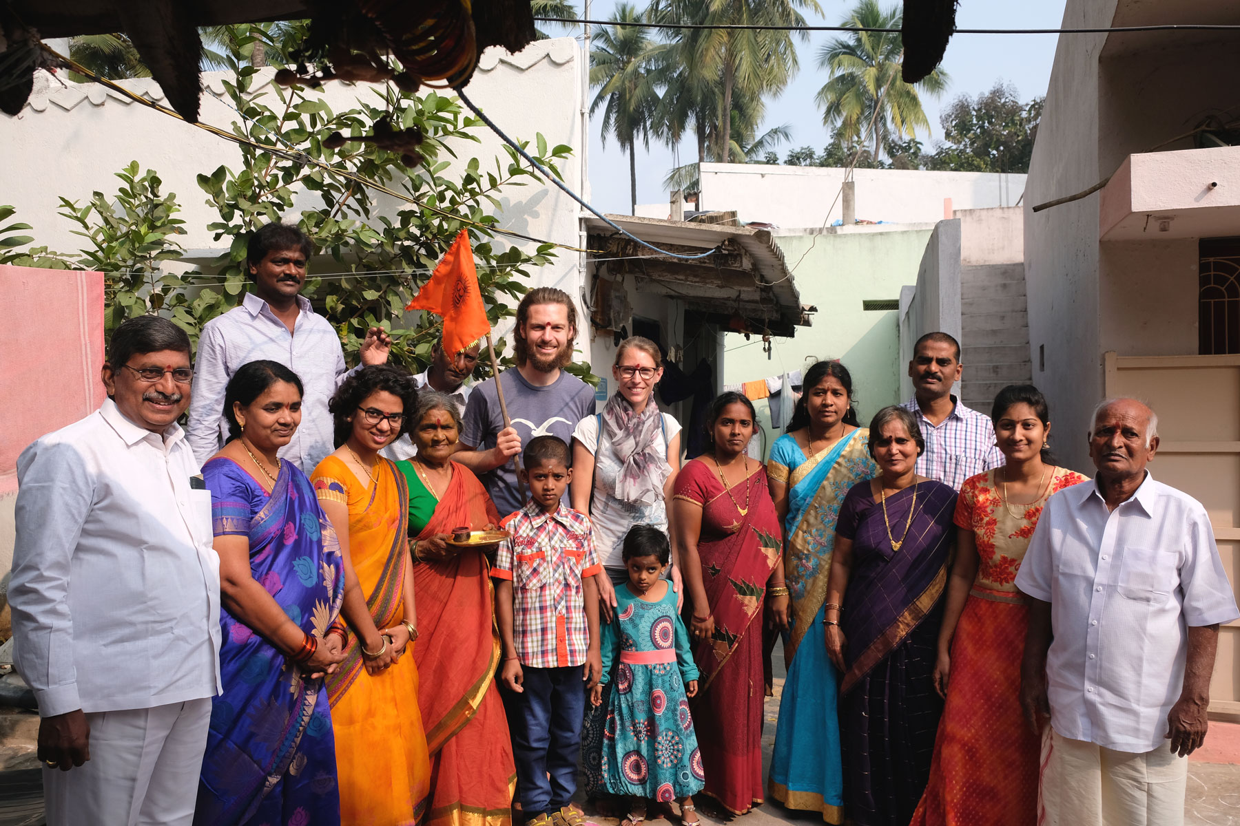 Sebastian und Leo mir einer indischen Großfamilie in Bhimavaram.