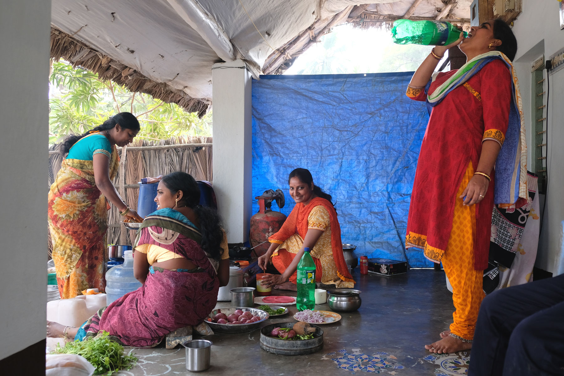 Indische Frauen kochen.