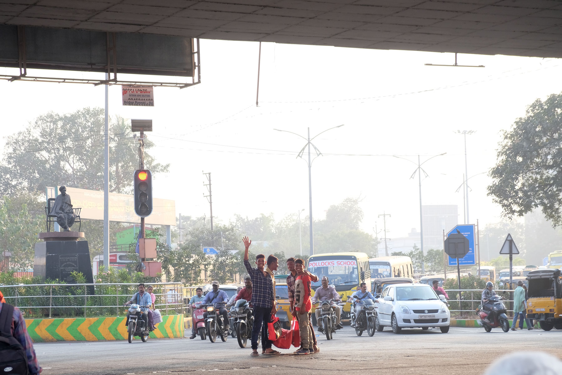 Winkende Männer auf einer Straßenkreuzung in Visakhapatnam.