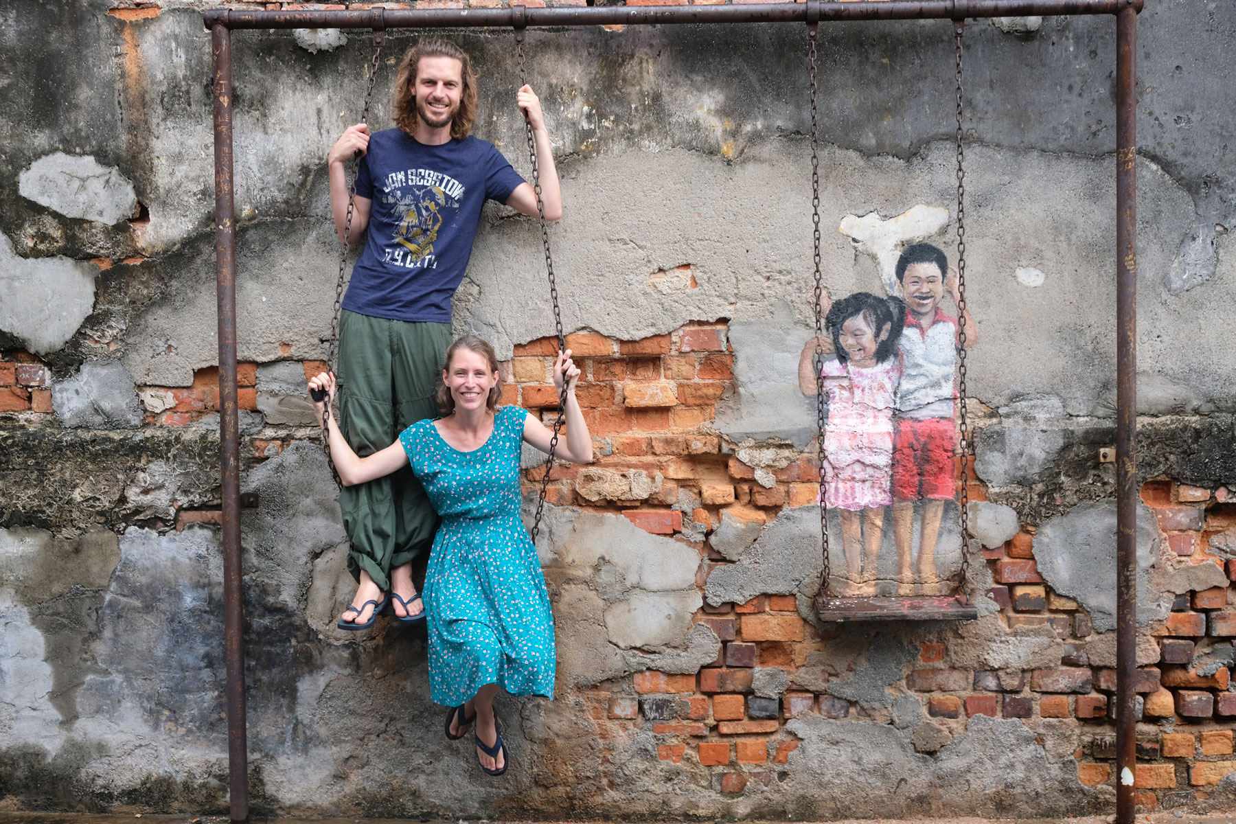 Sebastian und Leo auf einer Schaukel und Street Art in Georgetown.