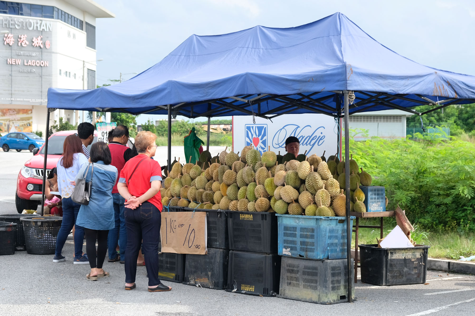 Ein Stand in Malaysia, an dem Durian verkauft wird.