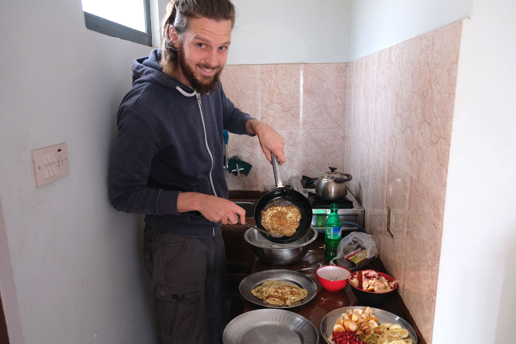 Sebastian kocht Pfannkuchen in einer kleinen Küche.