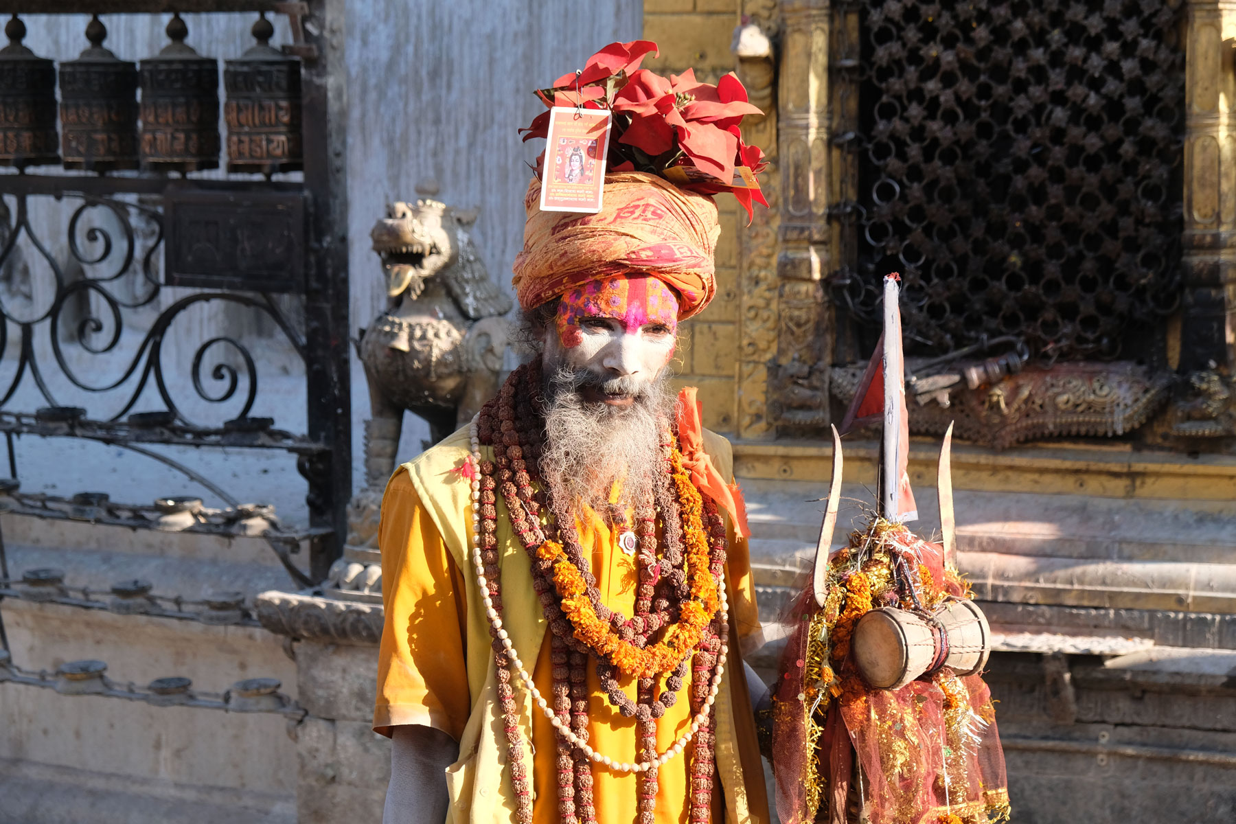 Ein geschminkter Sadhu am Swayambhunath-Tempel.