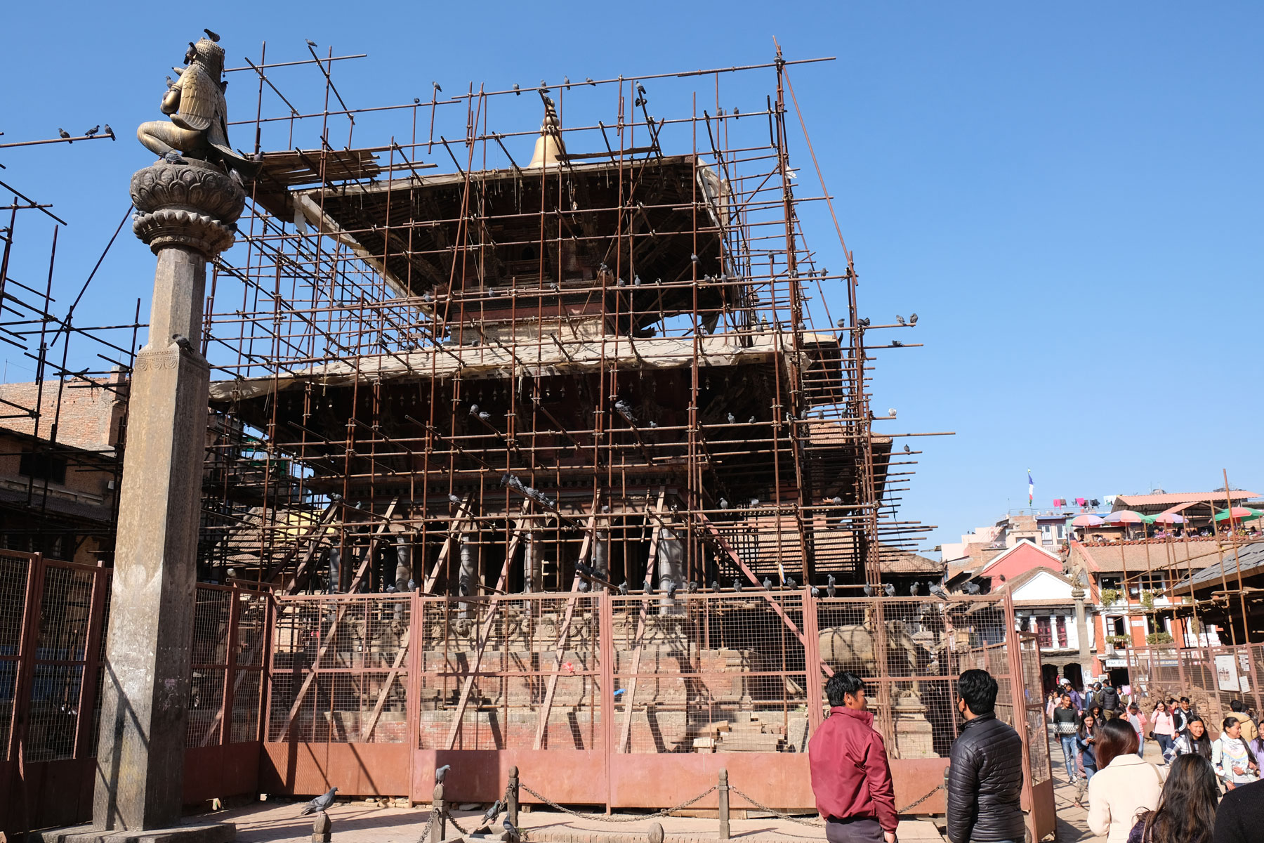 Ein eingerüsteter Tempel am Durbar Square in Kathmandu.