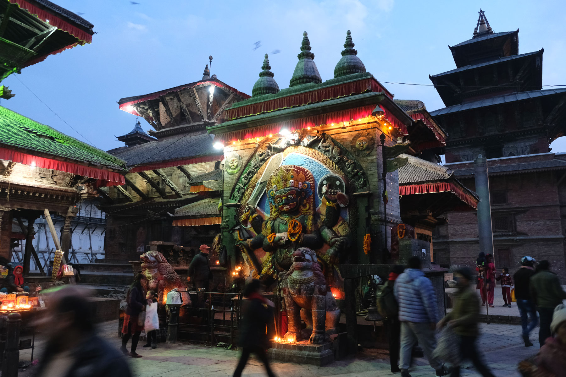 Darstellung eines Gottes an einem Tempel am Durbar Square in Katmandu.