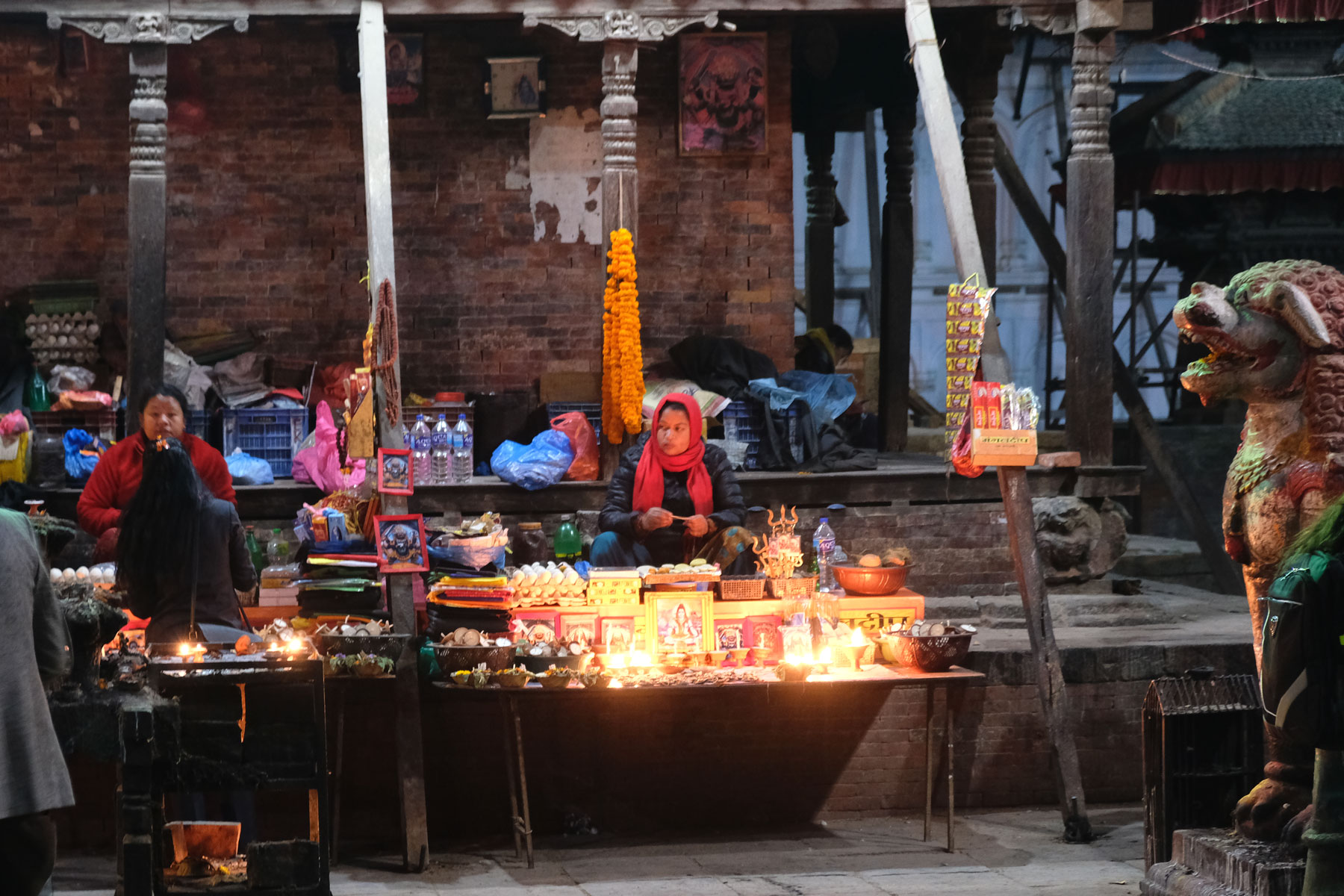 Ein Straßenstand für religiöse Gegenstände und Kerzen auf dem Durbar Square in Kathmandu.