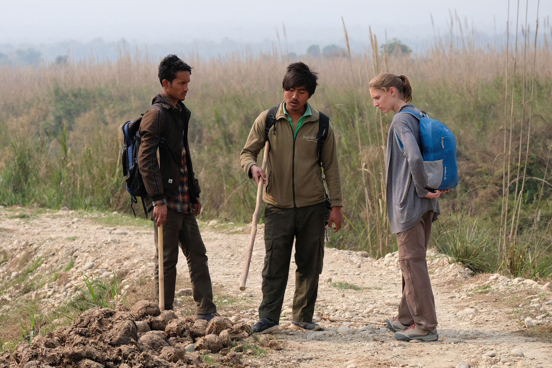 Leo mit zwei Guides im Chitwan Nationalpark in Nepal.