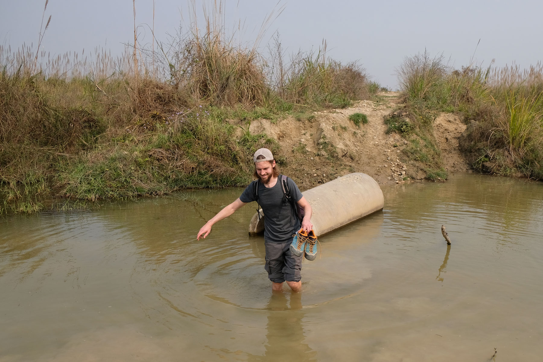 Sebastian watet durch einen Bach im Chitwan Nationalpark.