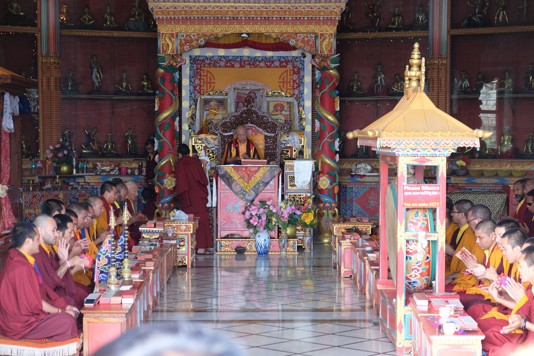 Buddhistische Mönche beten in einem Tempel in Lumbini.