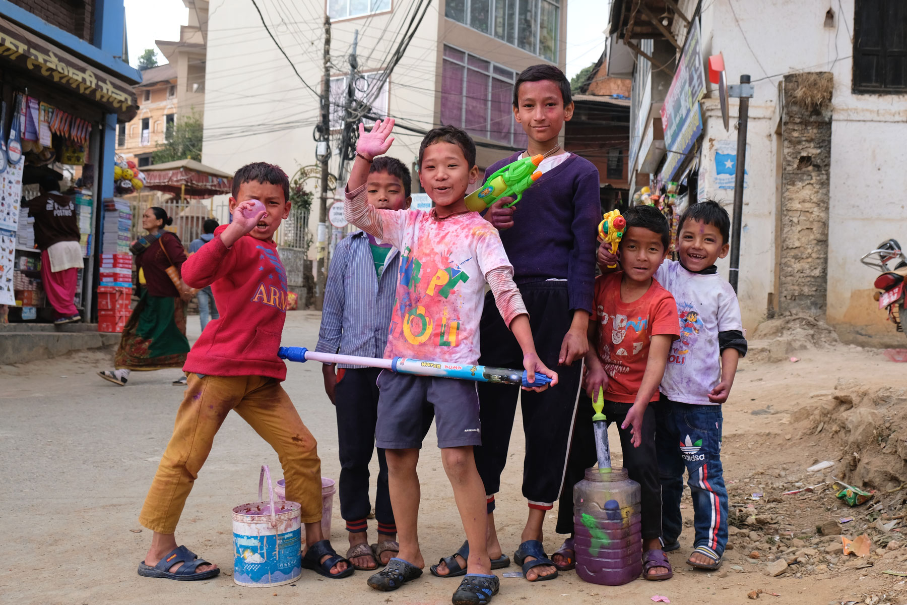 Nepalesische Kinder in Tansen mit Wasserpistolen.