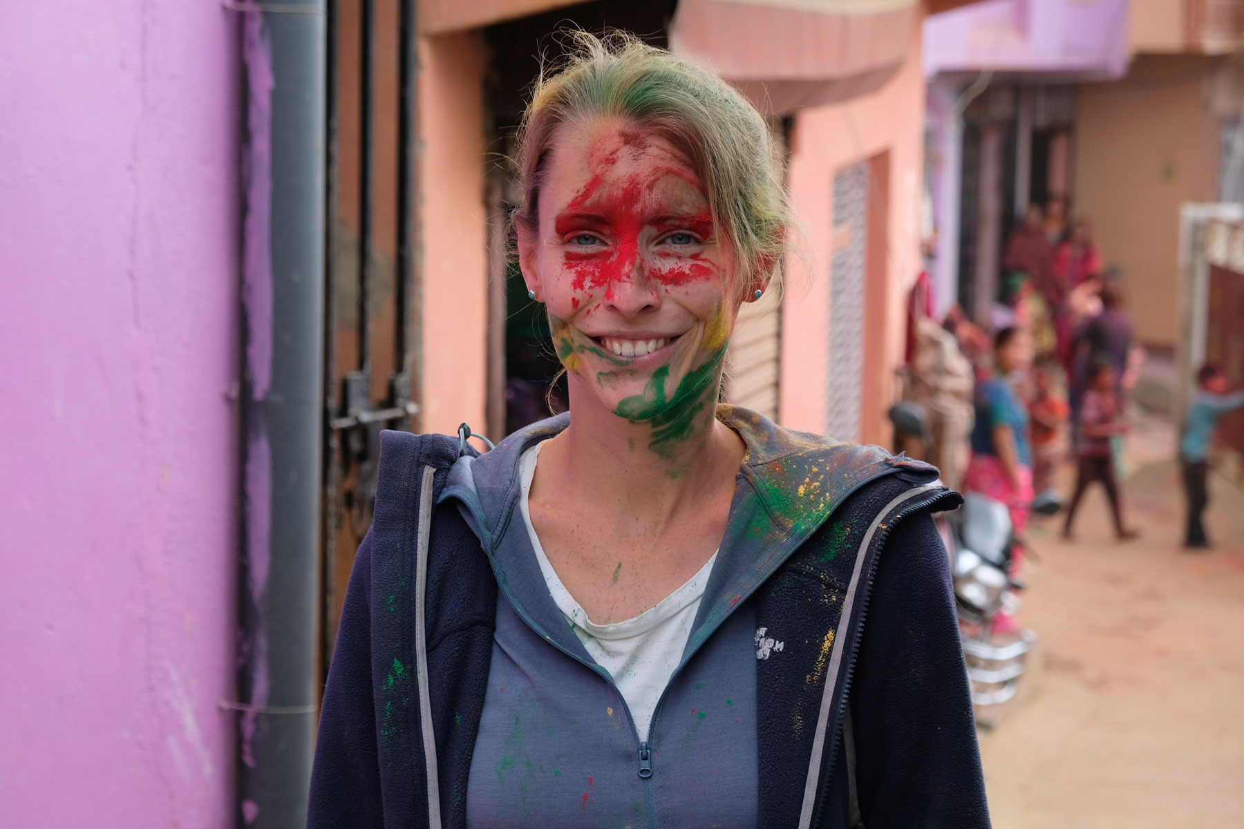 Leo mit Farbe im Gesicht beim Holi-Festival in Tansen.