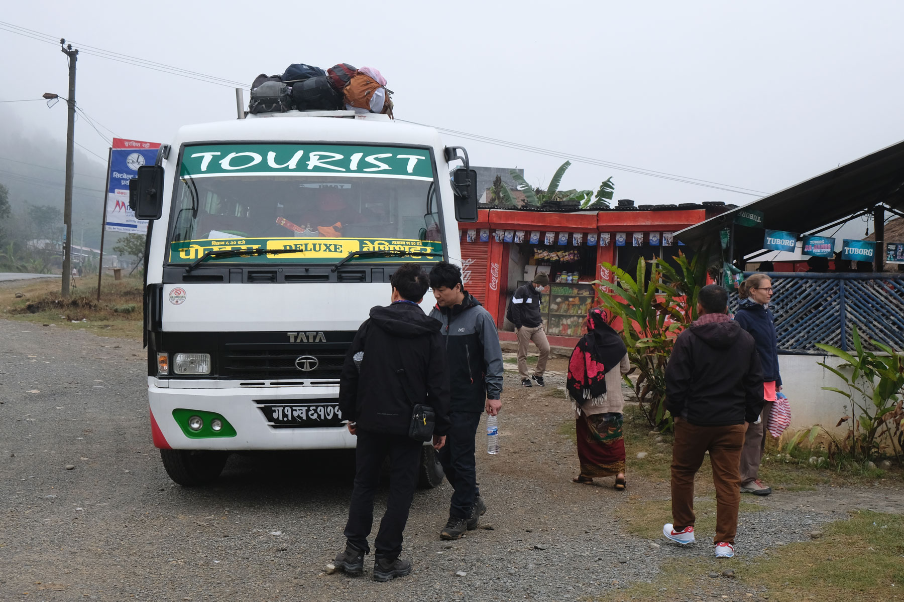 Touristenbus an einer Raststätte in Nepal.