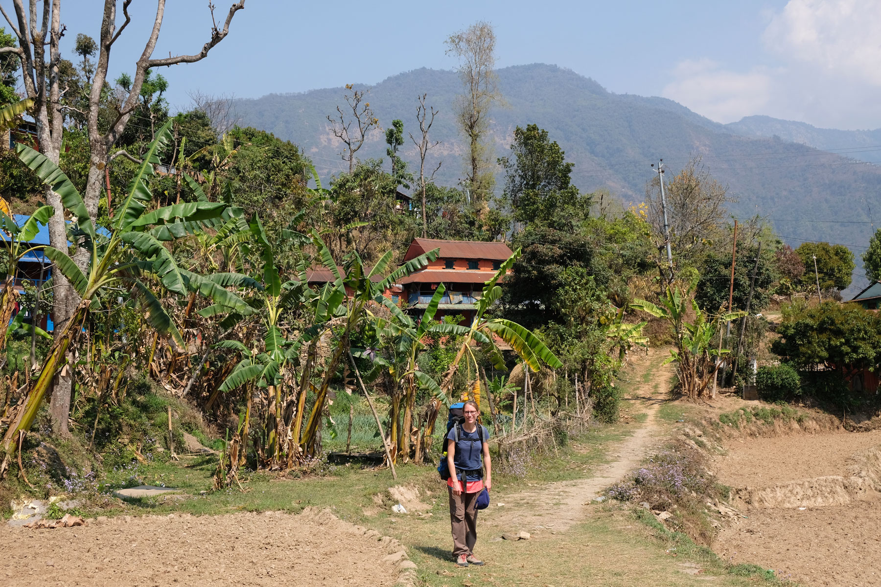 Leo vor Bananenpalmen auf dem Wanderweg des Annapurna Circuit.