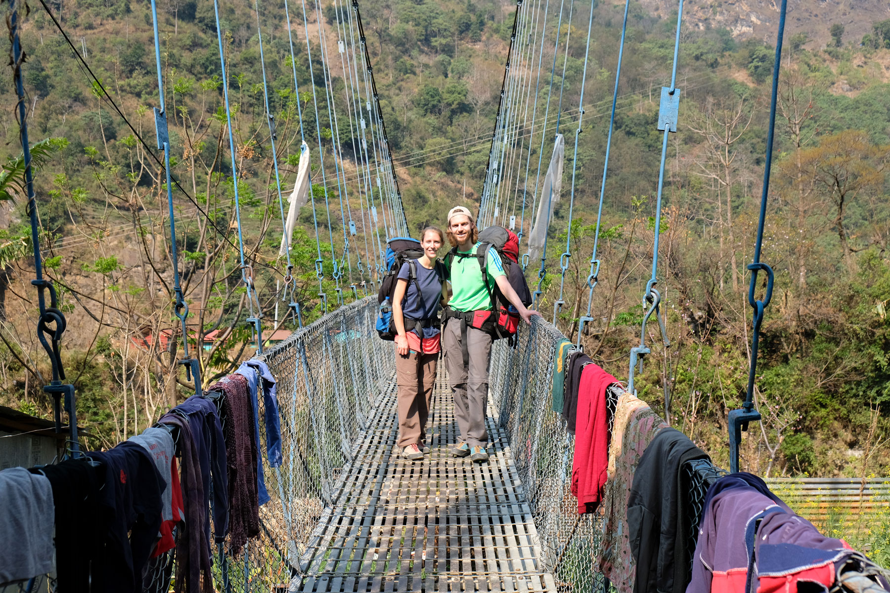 Leo und Sebastian auf einer Hängebrücke des Annapurna Circuit.