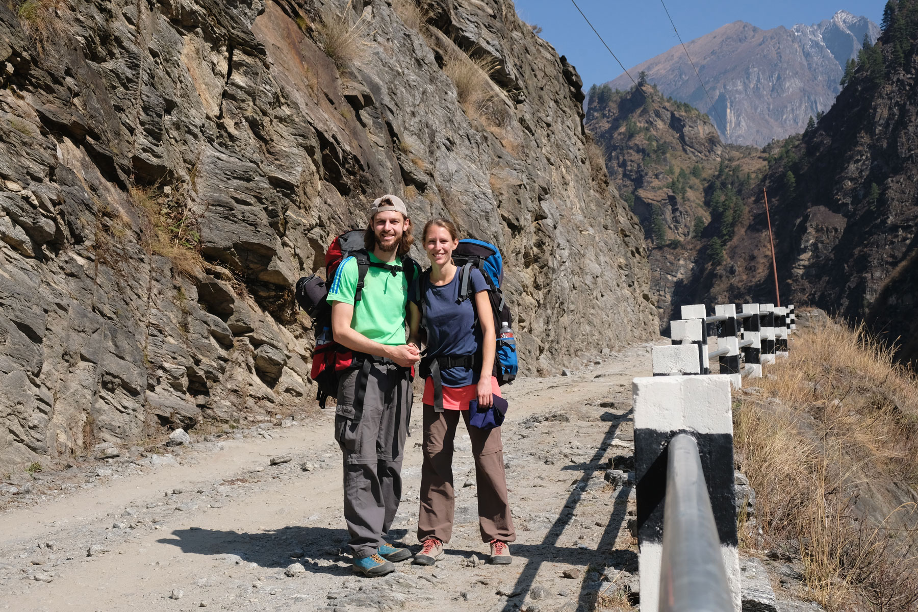 Sebastian und Leo auf einer Straße des Annapurna Circuits.