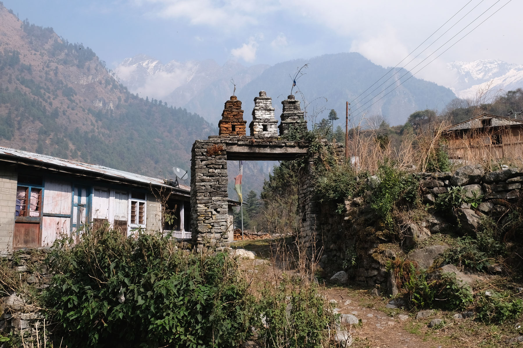 Ein Steintor und ein Pfad auf dem Annapurna Circuit.