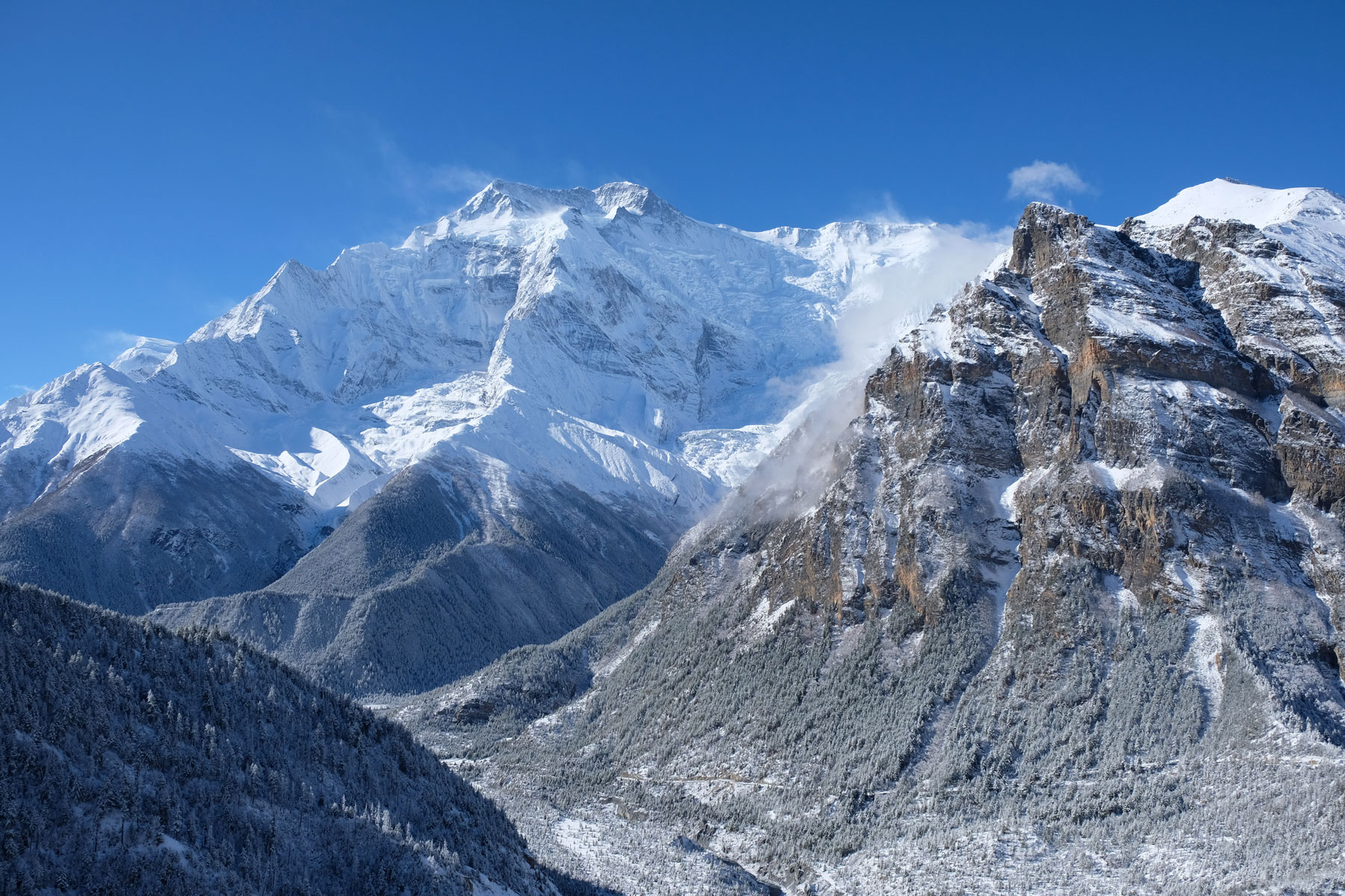 Schneebedeckte Berge im Annapurnagebirge.