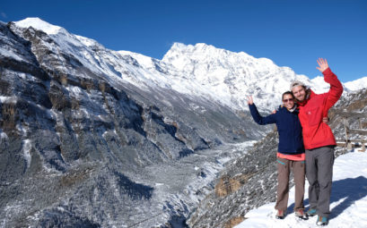 Leo uns Sebastian vor den verschneiten Bergen des Annapurna-Gebirges.