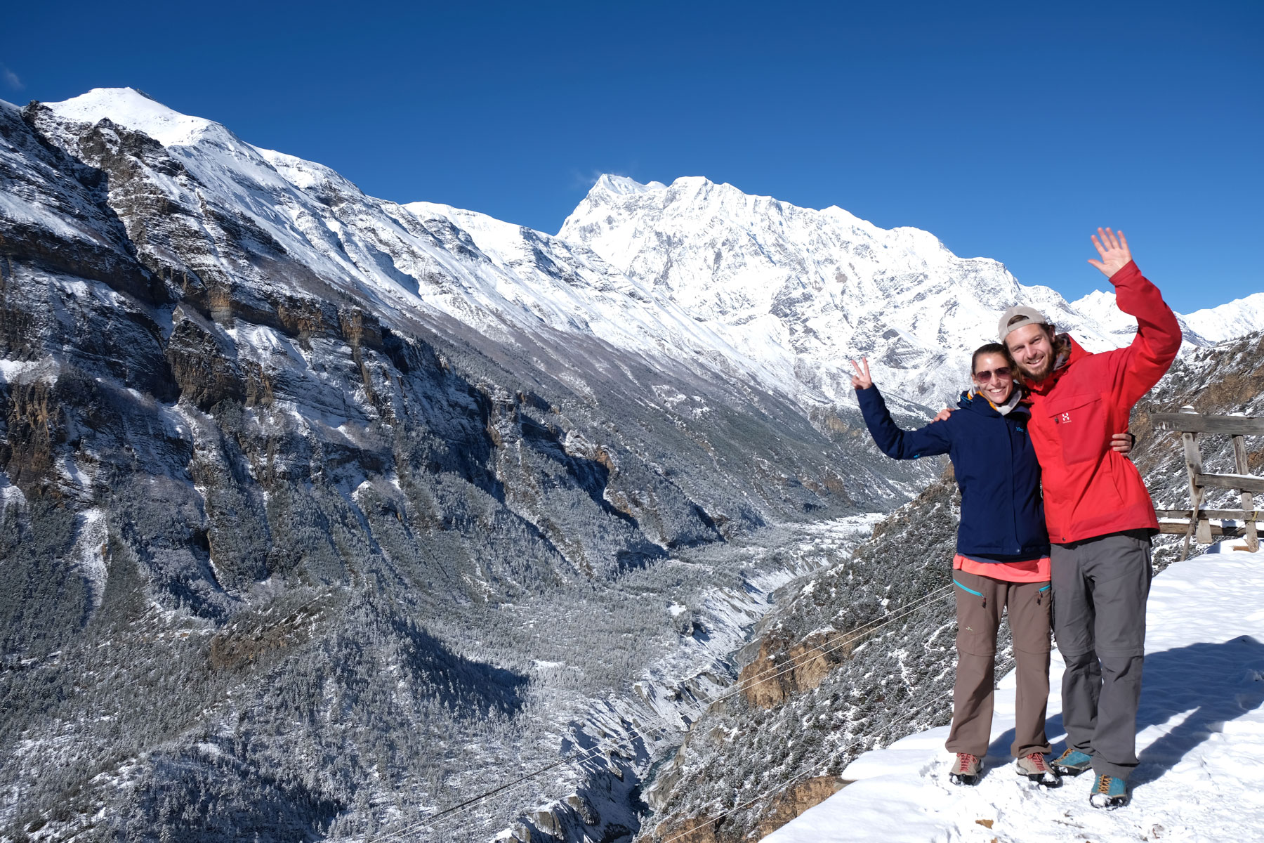 Leo und Sebastian in den schneebedeckten Bergen des Annapurnagebirges.