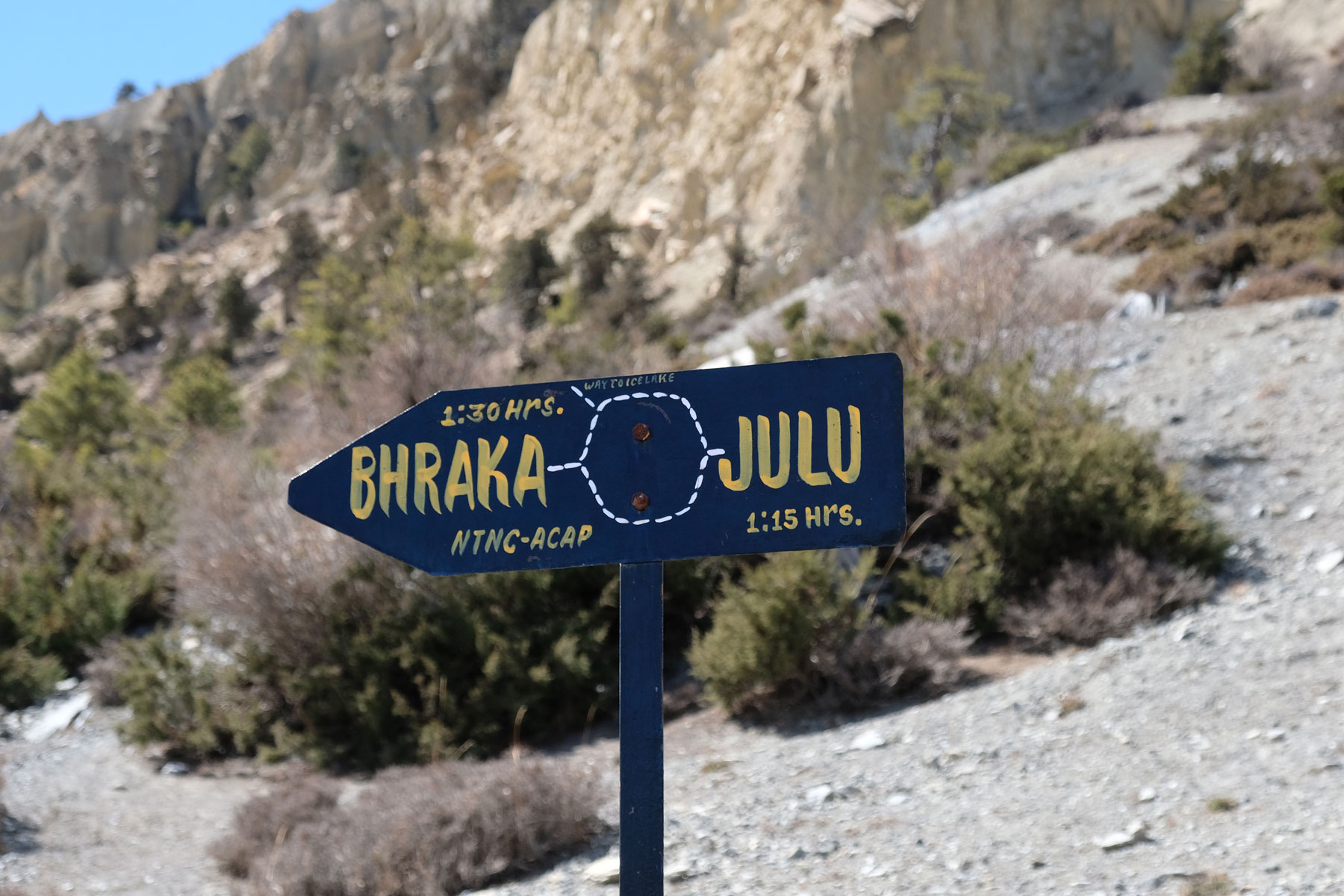 Ein Wegweise auf dem Annapurna Circuit, auf dem der Weg nach Bhraka und Julu beschrieben wird.