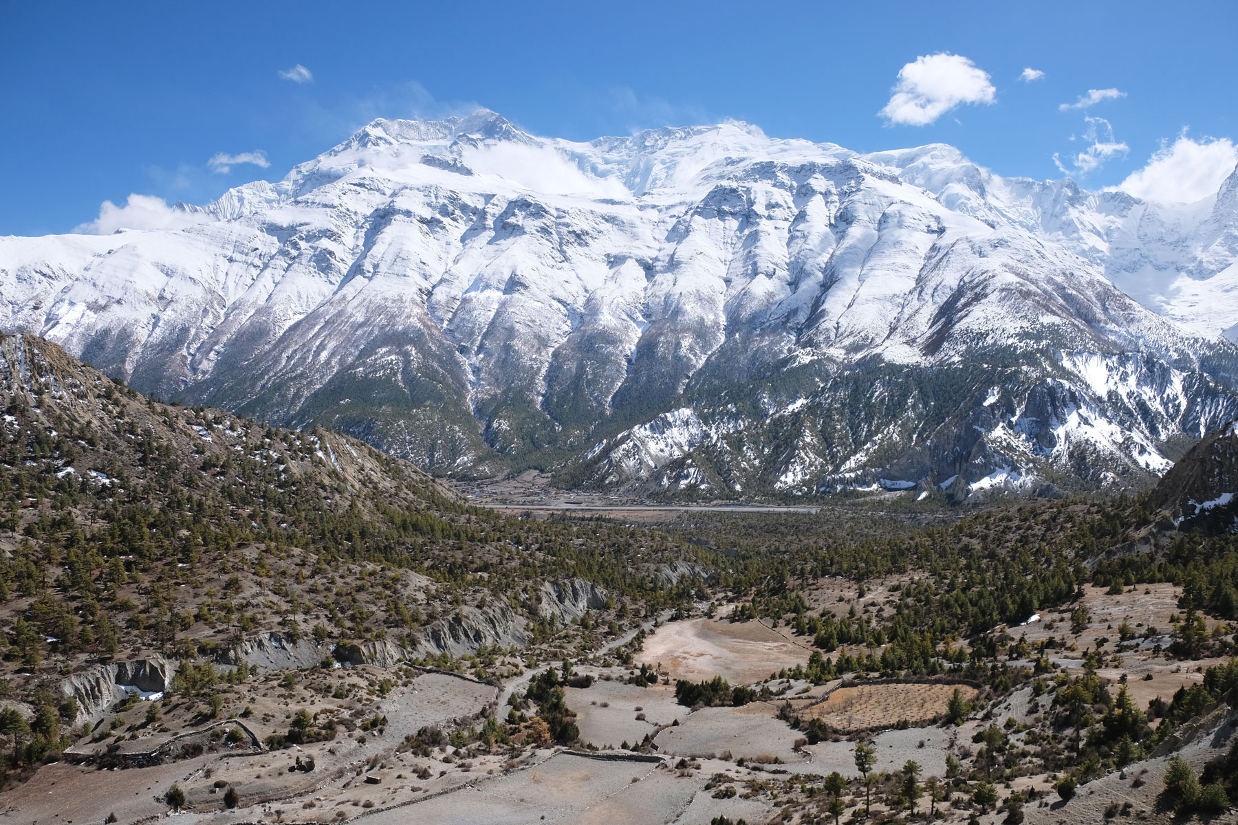 Schneebedeckte Berge im Annapurnagebirge.