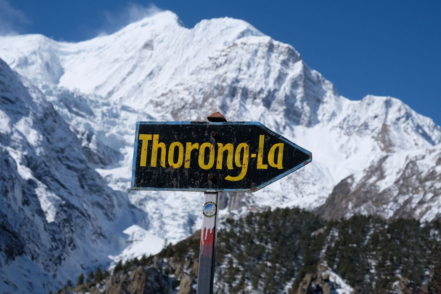 Ein Wegweise, der den Weg zum Thorong-La Pass weist.