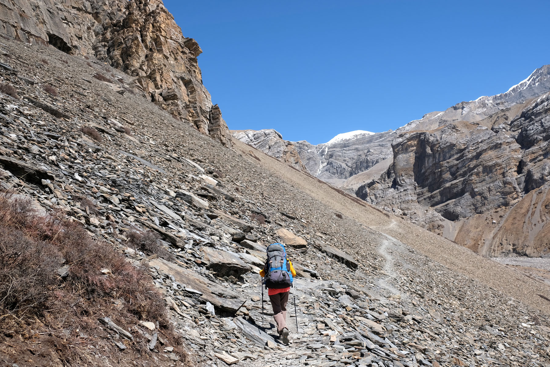 Leo wandert auf einem Geröllfeld bei Thorong Phedi.